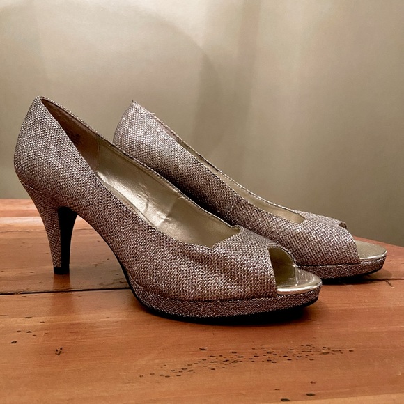 Bandolino Rainaa Pump: Gold Metallic; size 9.5 - Picture 2 of 2